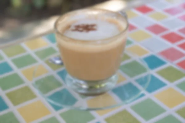 Bulanık sıcak cappuccino kahve tarçın için tepesi ile defocused — Stok fotoğraf