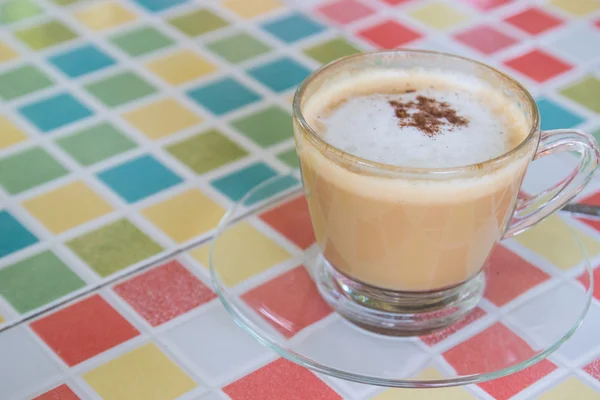 Heißer Cappuccino-Kaffee mit Zimt-Topping — Stockfoto