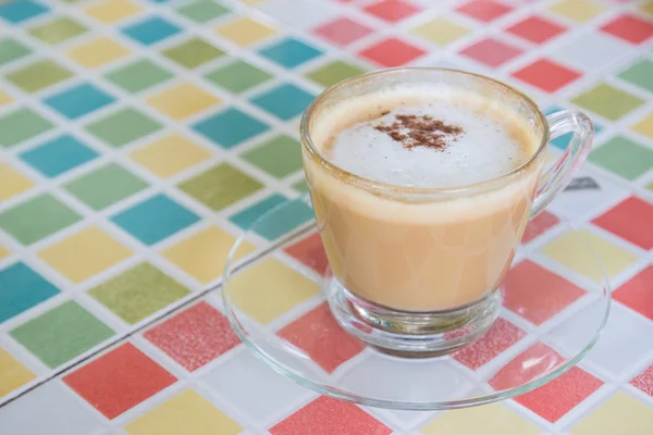Goršcy cappuccino kawa z cynamonem polewa — Zdjęcie stockowe