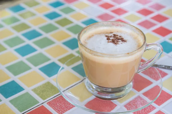 Forró cappuccino kávé fahéj öntettel — Stock Fotó