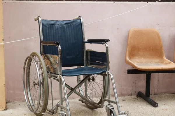 Silla de ruedas junto a la pared —  Fotos de Stock