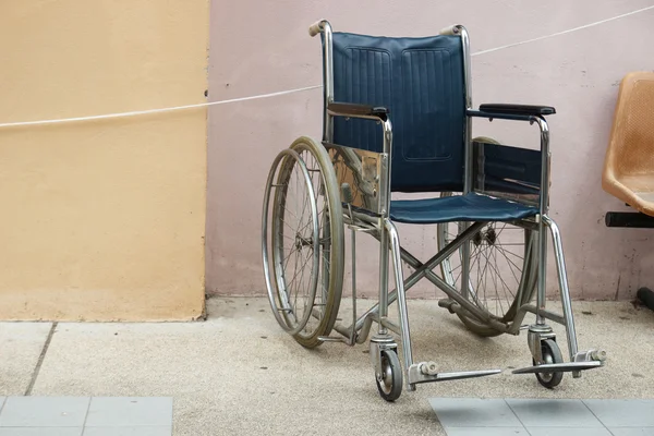 Kursi roda di samping dinding — Stok Foto