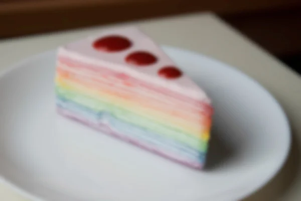 Rozmazaný rozostřeného rainbow krep dort s jahodovou omáčkou toppin — Stock fotografie