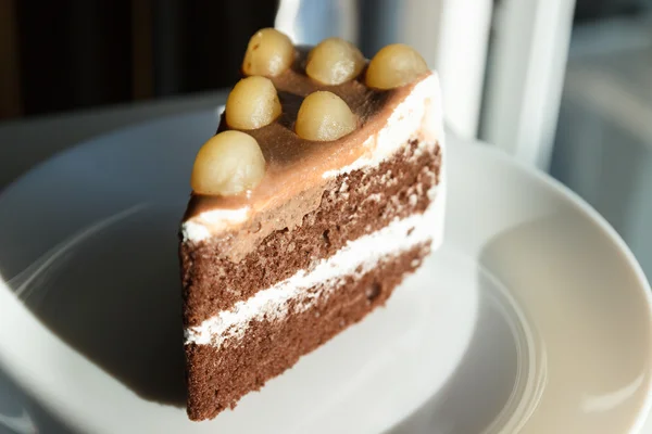위에 마 카 다미아 초콜릿 케이크 — 스톡 사진