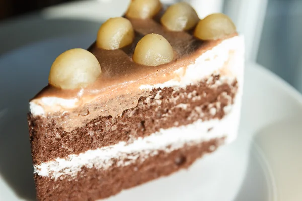 Chocolate cake met Macadamia bovenop — Stockfoto