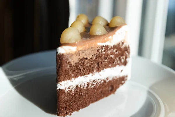 Schokoladenkuchen mit Macadamia obendrauf — Stockfoto