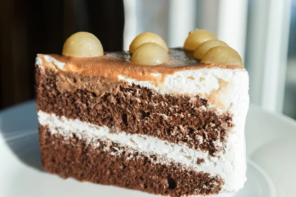 Schokoladenkuchen mit Macadamia obendrauf — Stockfoto