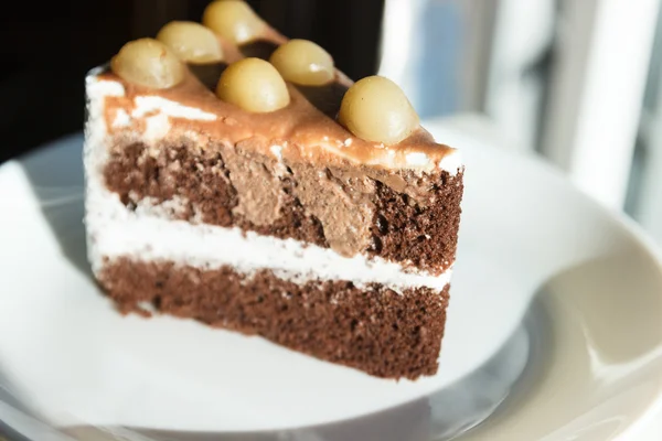 Schokoladenkuchen mit Macadamia obendrauf — Stockfoto
