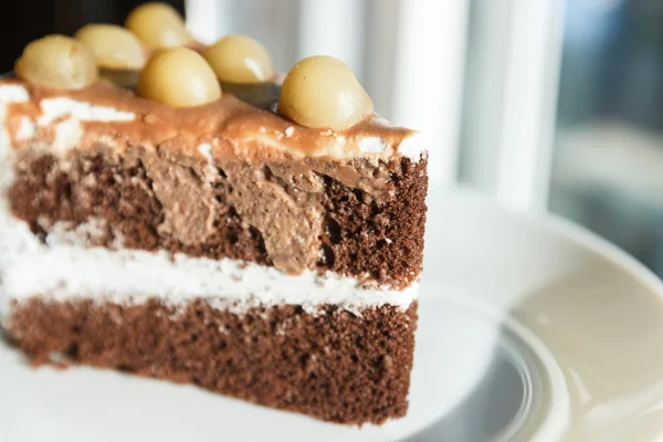 Schokoladenkuchen mit Macadamia obendrauf — Stockfoto