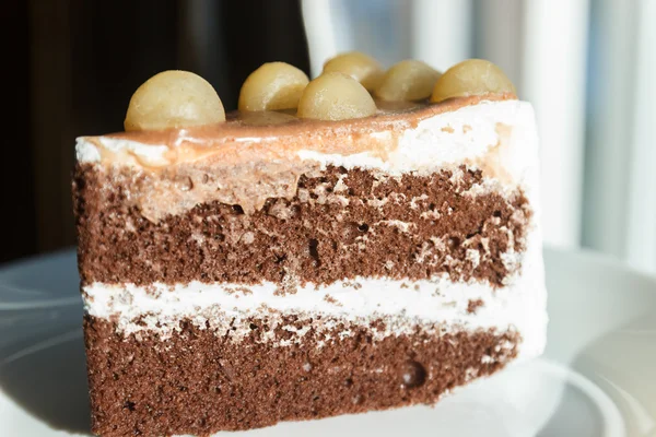 Schokoladenkuchen mit Macadamia obendrauf — Stockfoto