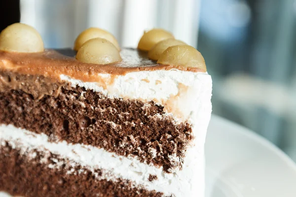 Schokoladenkuchen mit Macadamia obendrauf — Stockfoto