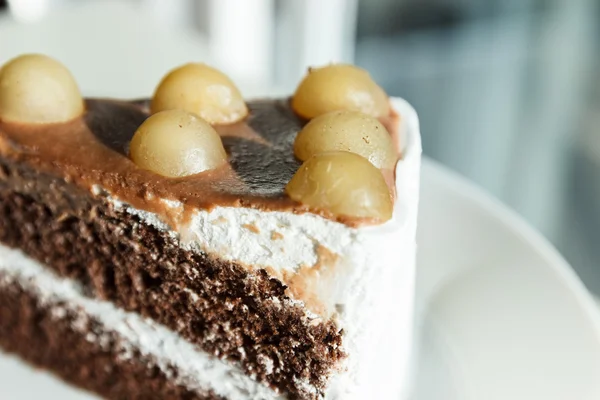 Schokoladenkuchen mit Macadamia obendrauf — Stockfoto