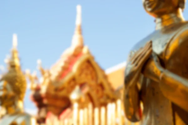 Borrosa manos desenfocadas de estatua de buda de oro y templo para ba —  Fotos de Stock