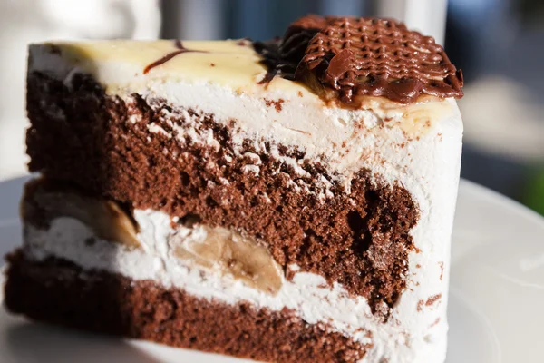 Schokoladenkuchen mit Sahne und Banane — Stockfoto