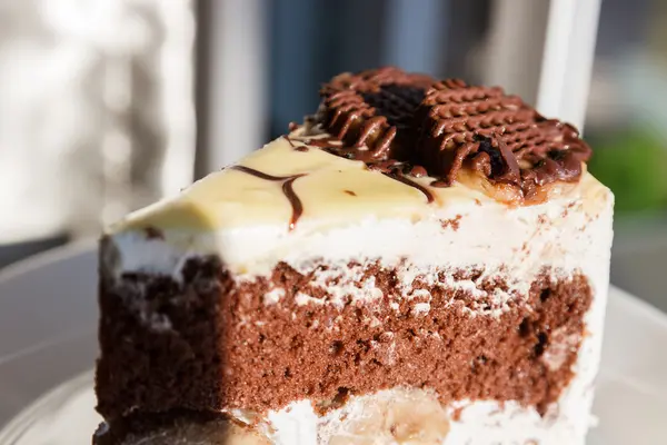 Schokoladenkuchen mit Sahne und Banane — Stockfoto