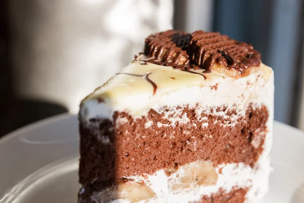 Schokoladenkuchen mit Sahne und Banane — Stockfoto