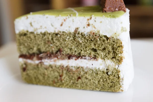 Зеленый чайный торт со слоем пасты из красной фасоли — стоковое фото