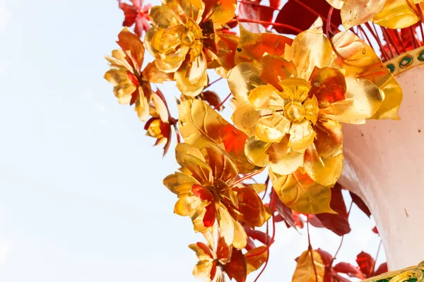 Ramo de flores de metal dorado — Foto de Stock