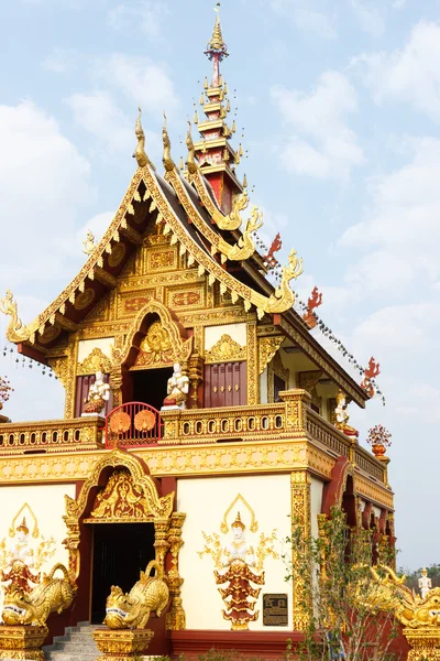 Таиландский храм с золотой скульптурой — стоковое фото