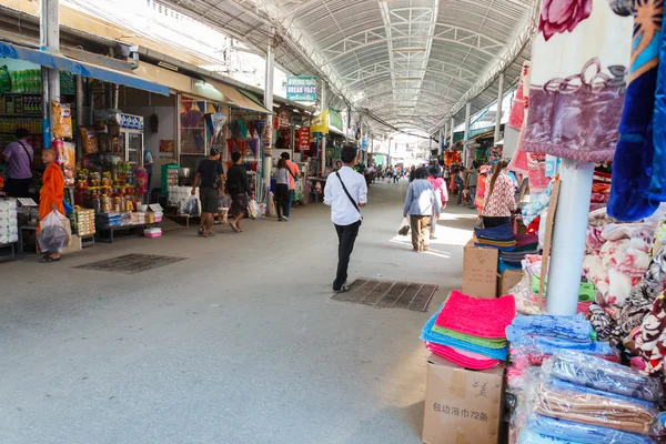 Pessoas comprando na loja no mercado de Maesai . — Fotografia de Stock