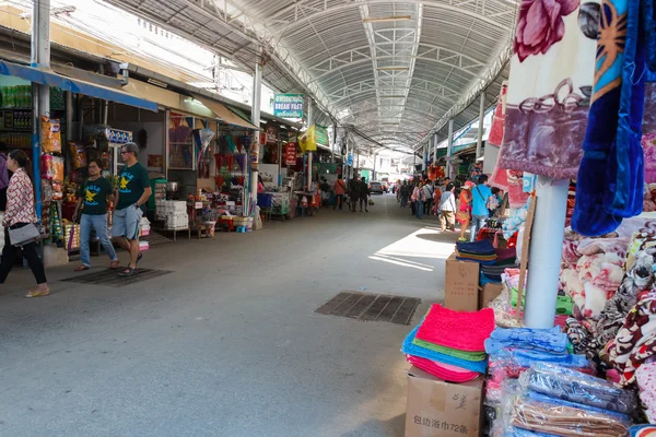 Pessoas comprando na loja no mercado de Maesai . — Fotografia de Stock