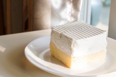 tereyağı pasta üzerine krema ile