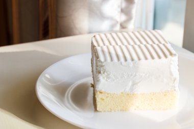 tereyağı pasta üzerine krema ile