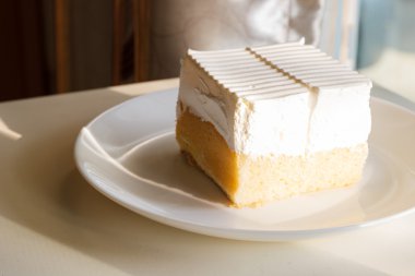 tereyağı pasta üzerine krema ile