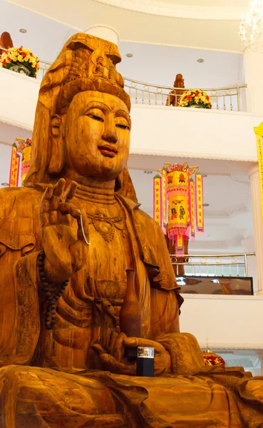 Estátua de madeira deusa da misericórdia (Guan Yin) — Fotografia de Stock