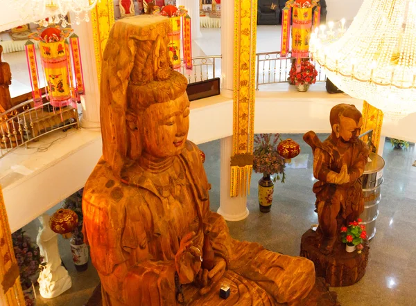 Estátua de madeira deusa da misericórdia (Guan Yin) — Fotografia de Stock