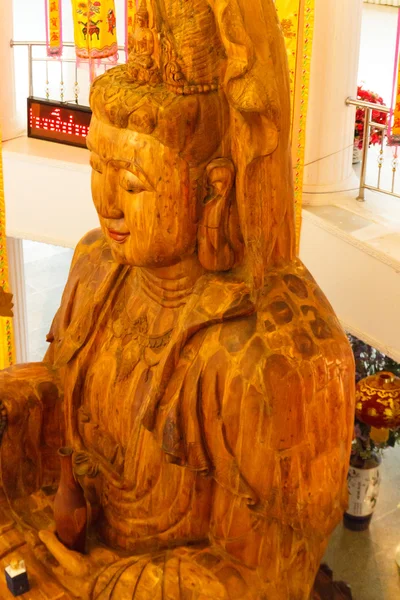 Dřevěná bohyně milosrdenství (Guan Yin) socha — Stock fotografie