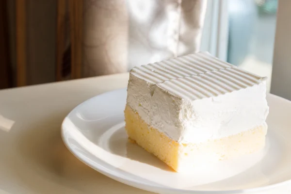 上のクリームとバター ケーキ — ストック写真