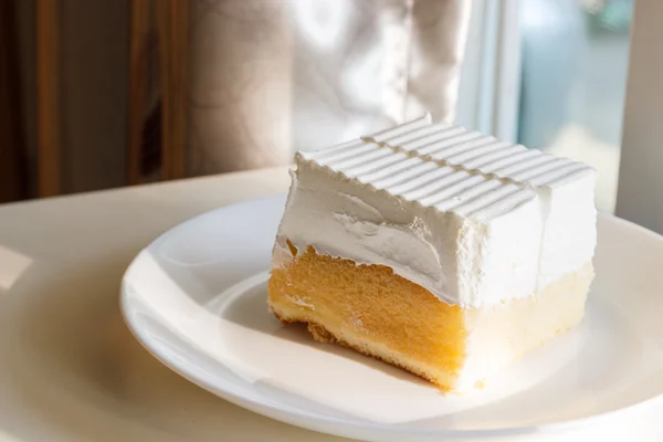Βουτύρου κέικ με κρέμα στην κορυφή — Φωτογραφία Αρχείου