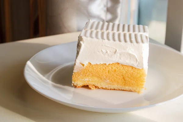 上のクリームとバター ケーキ — ストック写真