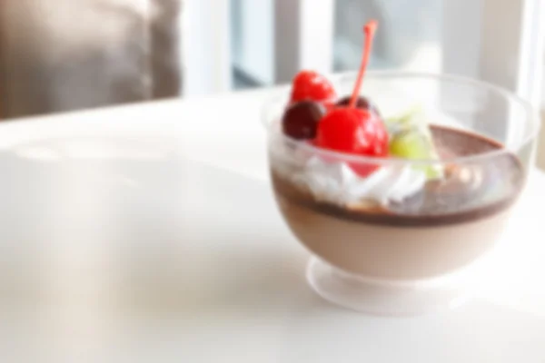 Immagine sfocata sfocata di mousse budino al cioccolato con frui mix — Foto Stock