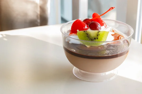 Mousse budino al cioccolato con mix di frutta — Foto Stock