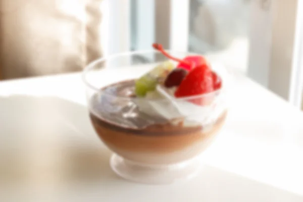 Расплывчатое размытое изображение шоколадного пудинга с фруктовыми смесями — стоковое фото