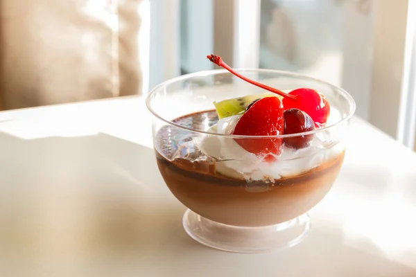 Schokoladenpudding-Mousse mit gemischten Früchten — Stockfoto