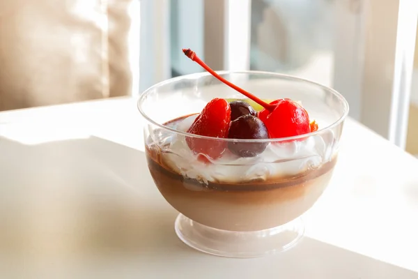 Mousse de pudim de chocolate com frutas de mistura — Fotografia de Stock