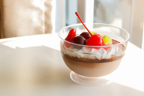 Mousse budino al cioccolato con mix di frutta — Foto Stock