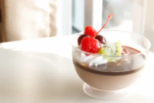 Verschwommenes defokussiertes Bild von Schokoladenpudding-Mousse mit Mixfrucht — Stockfoto