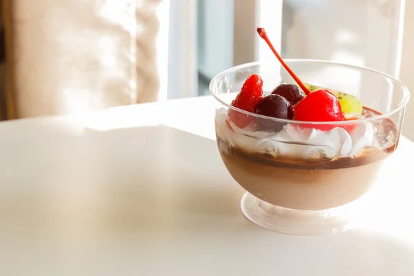 Mousse de pudim de chocolate com frutas de mistura — Fotografia de Stock