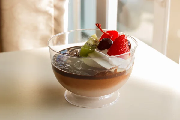 Mousse de pudim de chocolate com frutas de mistura — Fotografia de Stock