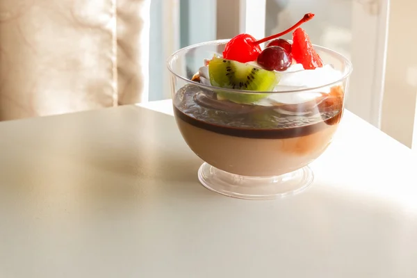 Mousse de pudim de chocolate com frutas de mistura — Fotografia de Stock