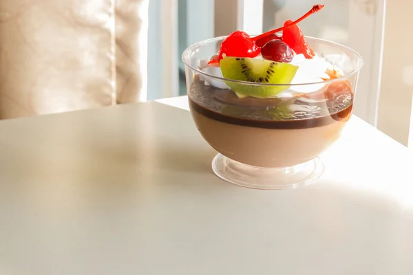 Mousse budino al cioccolato con mix di frutta — Foto Stock