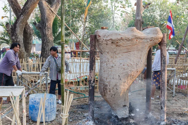 Os trabalhadores estão esperando para moldar a estátua de buddha — Fotografia de Stock