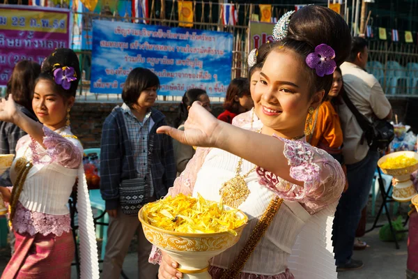 A lányok teljesítenek, Thaiföld hagyományos tánc — Stock Fotó