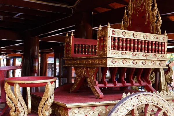 De mooie sculptuur van thailand traditionele zetel op de kar — Stockfoto