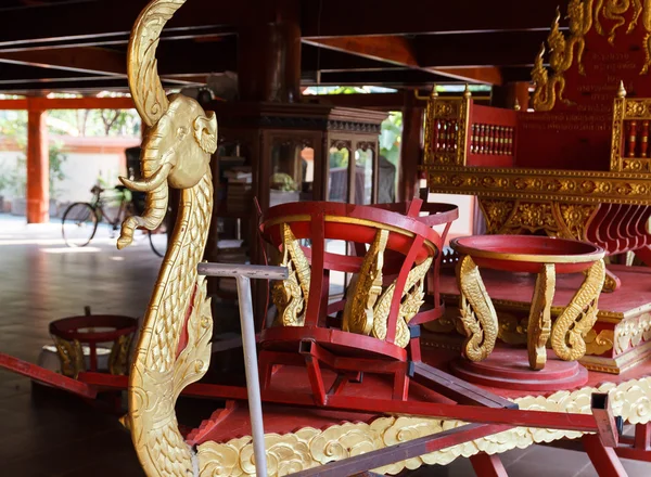 The beautiful sculpture of thailand traditional wheel cart — Stock Photo, Image