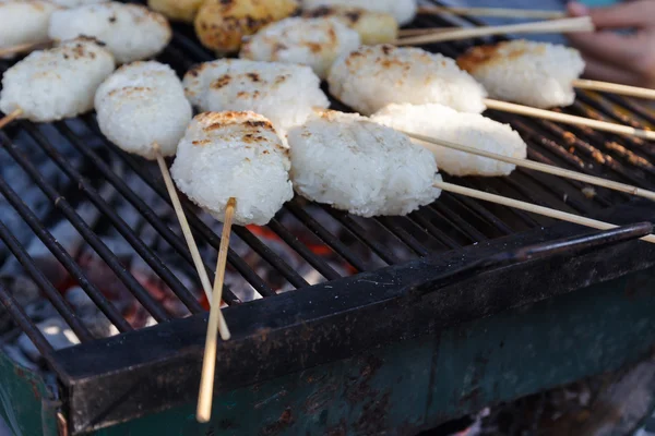 Grillen kleverige rijst op brazier — Stockfoto